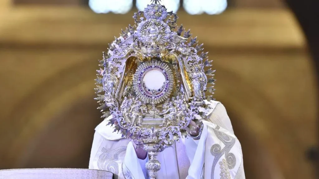 Imagem Jesus Eucaristico no hostensorio do artigo 5 Santos que deixaram um legado de amor pela Eucaristia