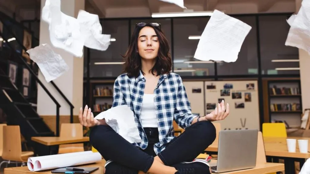 Imagem Mulher com a saude mental em dia no ambiente de trabalho do artigo Trabalhar com sentido e saúde emocional