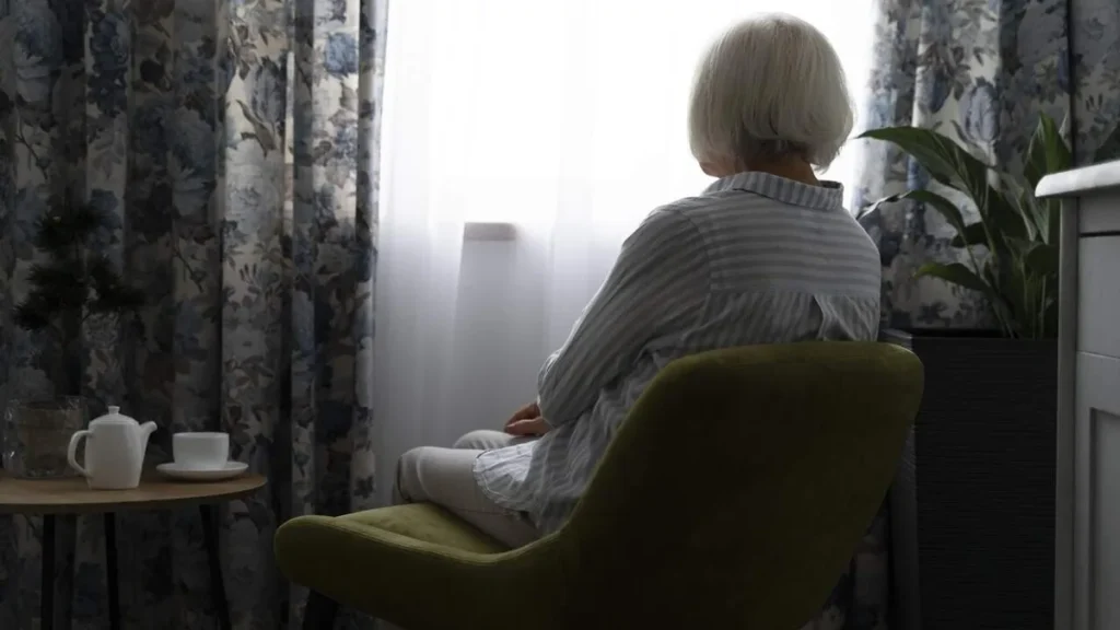 Imagem Mulher com alzheimer sentada sozinha do artigo Fevereiro Roxo: conscientização para os sinais do Alzheimer