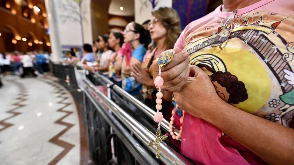 Imagem Mulher com terco na mao do artigo Terço das Mulheres: famílias que rezam, prosperam em uma vida de fé