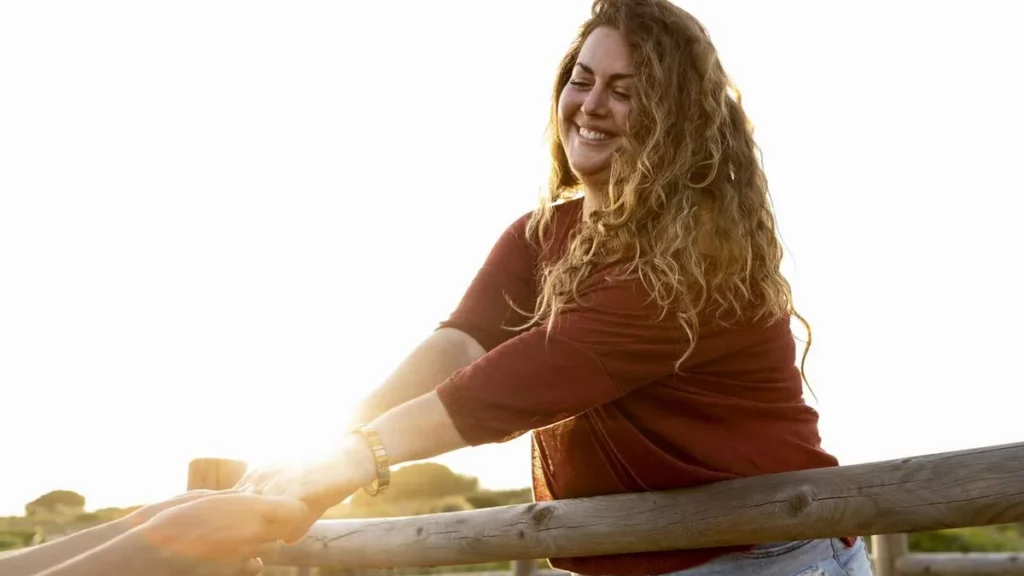 Imagem Mulher feliz se libertando do passado do artigo O passado não é prisão, é ponto de partida