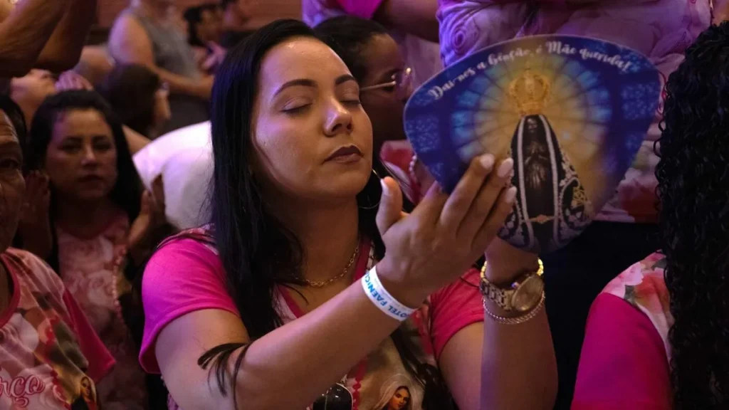 Imagem Mulher rezando no Santuario do artigo Terço das Mulheres: celebre a família na fé e na esperança