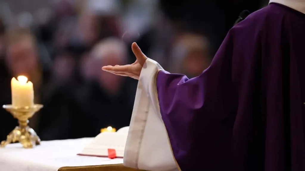Imagem Padre celebrando na Quaresma do artigo O que a Liturgia da Igreja Católica celebra em fevereiro?