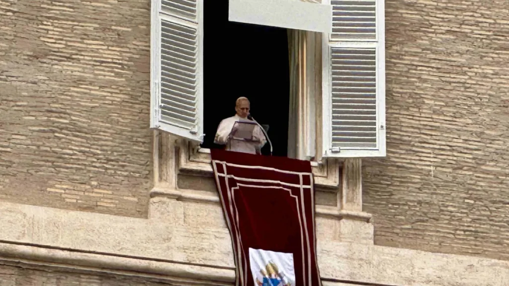Imagem Papa Leao XIV no angelus de 08 de fevereiro de 2026 do artigo Papa Leão XIV: ser luz com um “amor que não faz barulho”