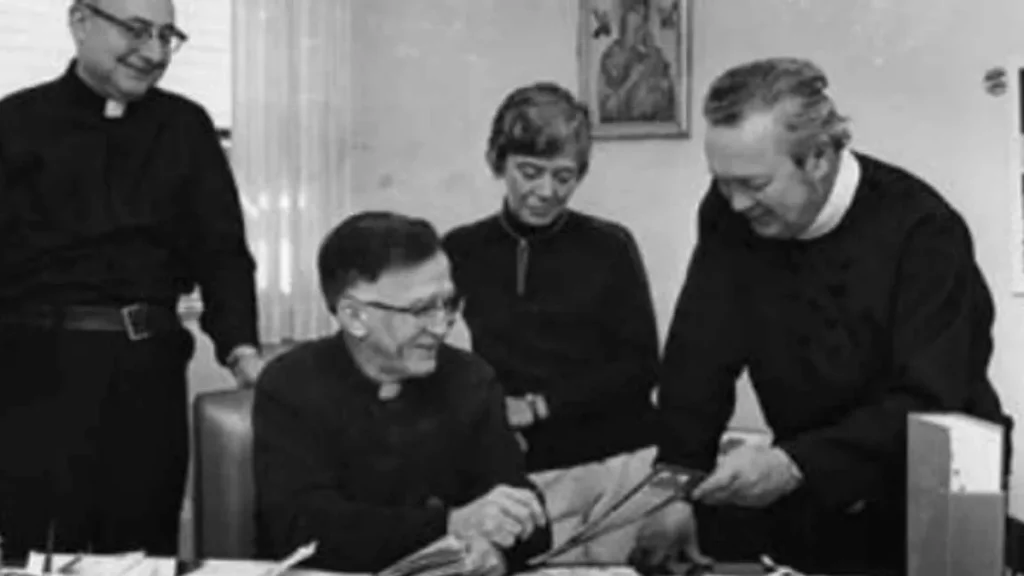 Pe. Louis Miller e sua equipe nos primeiros dias das publicações Liguori