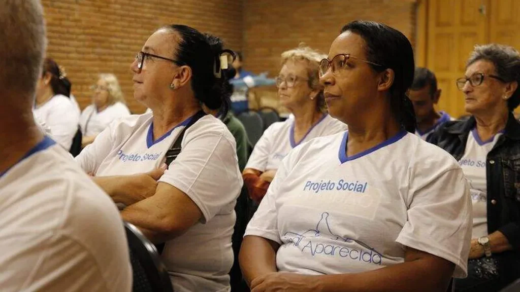 Imagem Usuaria do projeto Olhar Aparecida acompanhando palestra do artigo Olhar Aparecida: o olhar da Mãe que segue nossos passos