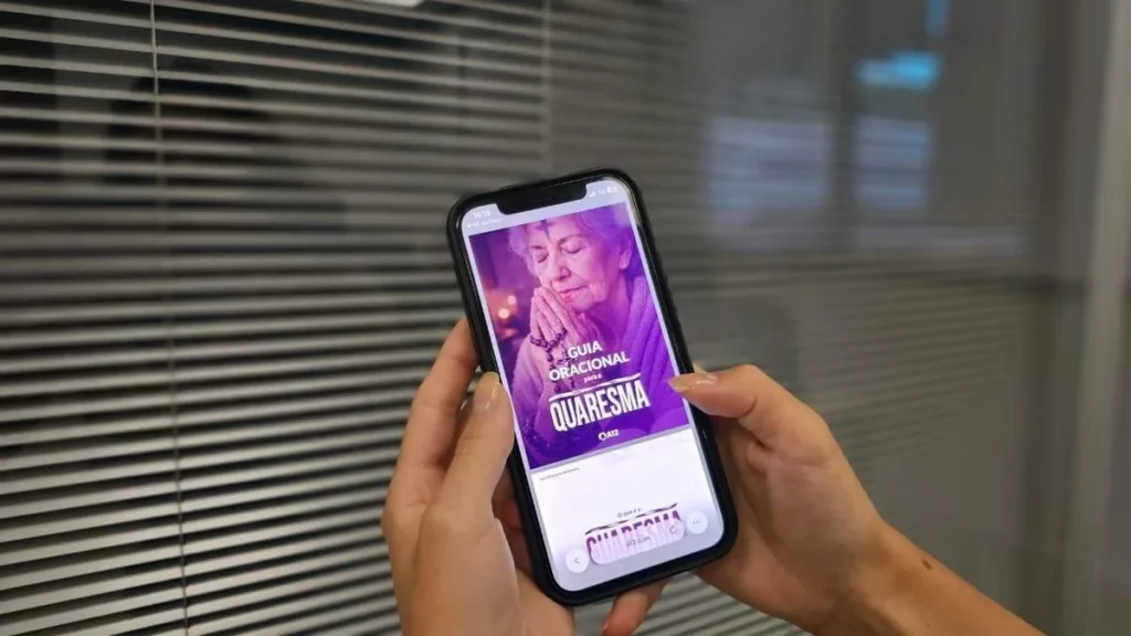 Imagem celular com o ebook oracional quaresma do artigo Guia de orações para a Quaresma: baixe agora gratuitamente