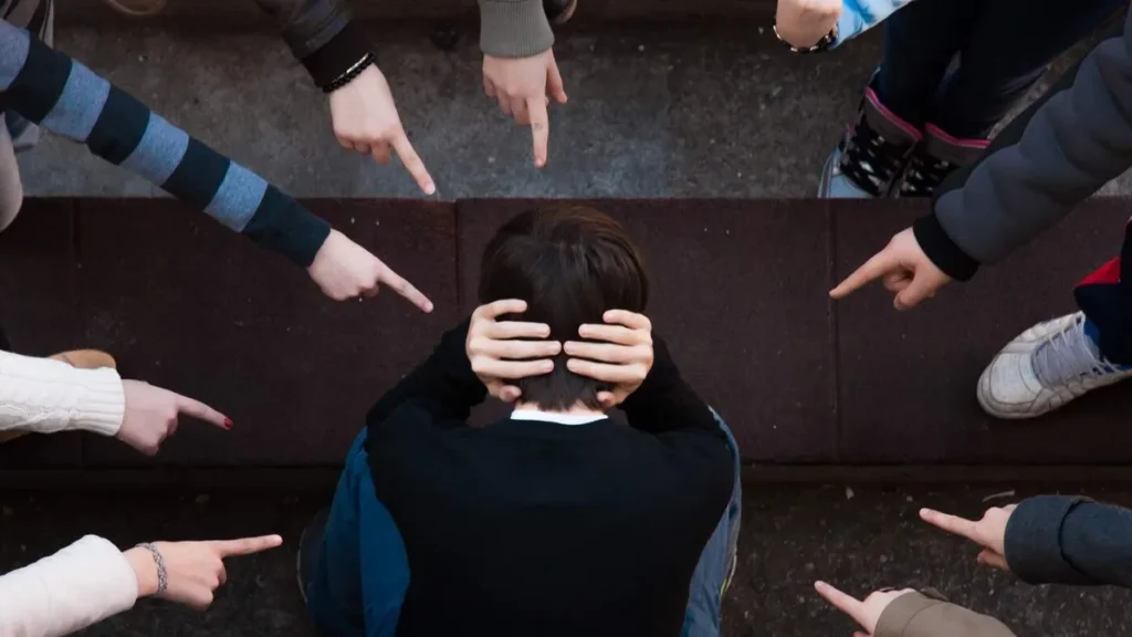 Imagem crianca sofrendo bullying de varias criancas do artigo Bullying nas escolas: livro alerta pais e professores