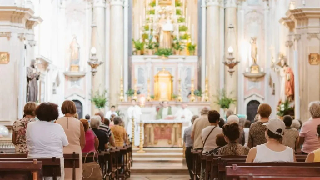 Imagem igreja no brasil durante missa do artigo Religião em transformação no Brasil atual