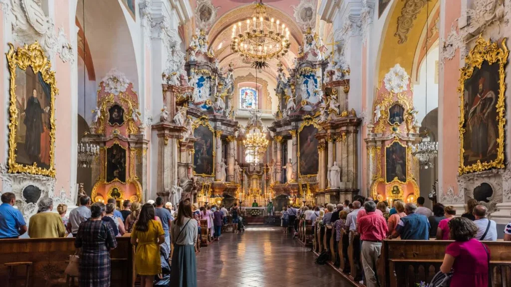 Imagem missa igreja grande bonita do artigo Reflexão Semanal: viver a Lei de Deus em sua plenitude