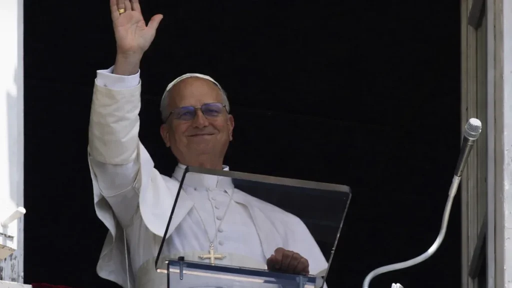 Imagem papa leao xiv acena da janela no angelus de 15 de fevereiro de 2026 do artigo Papa Leão XIV: Jesus ensina que a verdadeira justiça é o amor