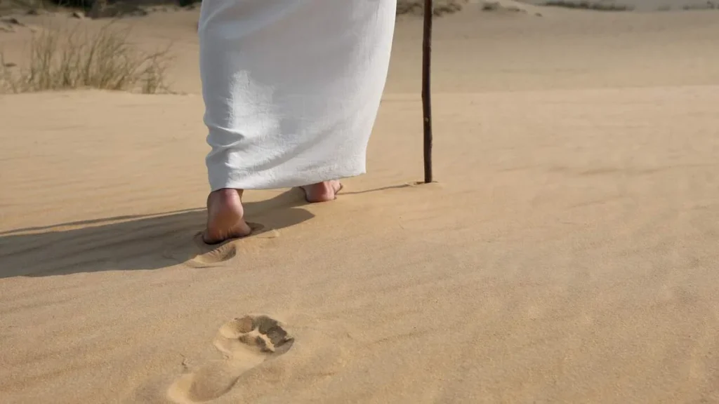 Imagem pegadas de jesus caminhando no deserto do artigo Domingo com o Senhor: no deserto, Jesus nos ensina a vencer