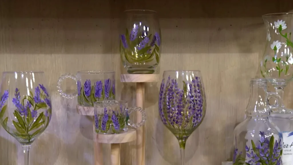 Imagem taca com pintura a mao lavanda Easy Resize.com do artigo Taça Pintada a Mão - Faça Você Mesmo