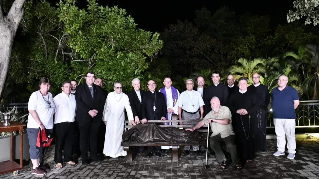 Imagem todos os presentes durante a inauguracao do monumento jesus sem teto no jardim norte do santuario nacional do artigo Monumento Jesus Sem Teto é inaugurado no Santuário Nacional