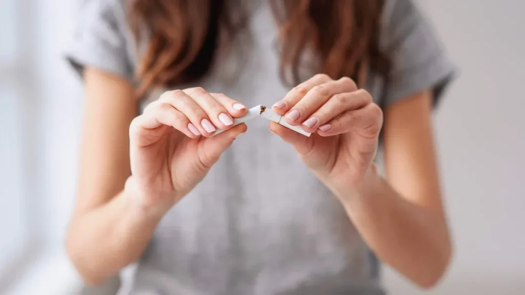 Imagem Mulher corta cigarro ao meio no Dia Nacional ao Combate ao Tabagismo do artigo Oração contra o vício do cigarro