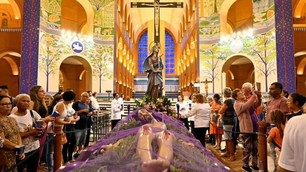 Imagem Maria aos pes de Jesus crucificado do artigo Meditação dos Mistérios Dolorosos com a Mãe das Dores - III
