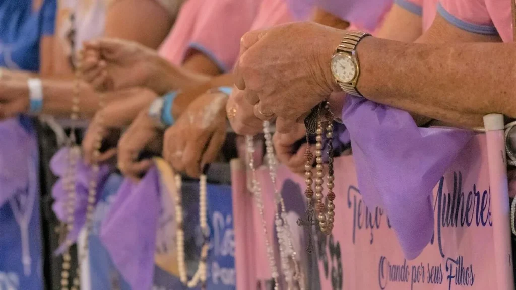 Imagem Romaria Terco das Mulheres 2025 Terco na Mao do artigo Terço das Mulheres: fé e devoção no Santuário Nacional