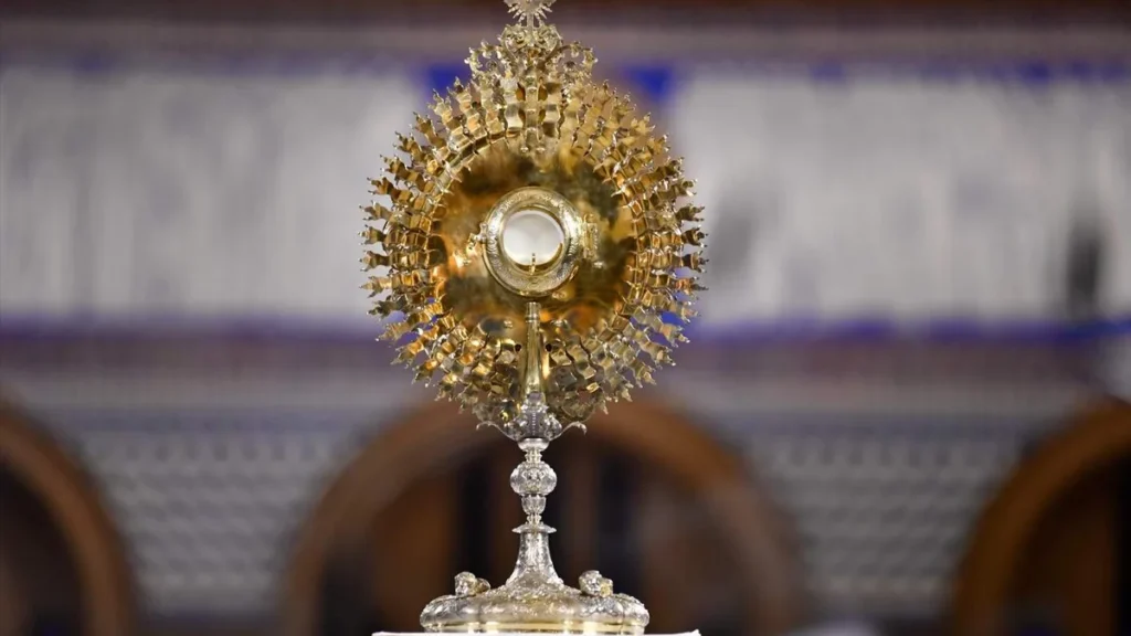 Imagem ostensorio com o santissimo sacramento durante 1 dia de novena da padroeira do artigo "24 Horas para o Senhor" terá oração e confissão nas igrejas
