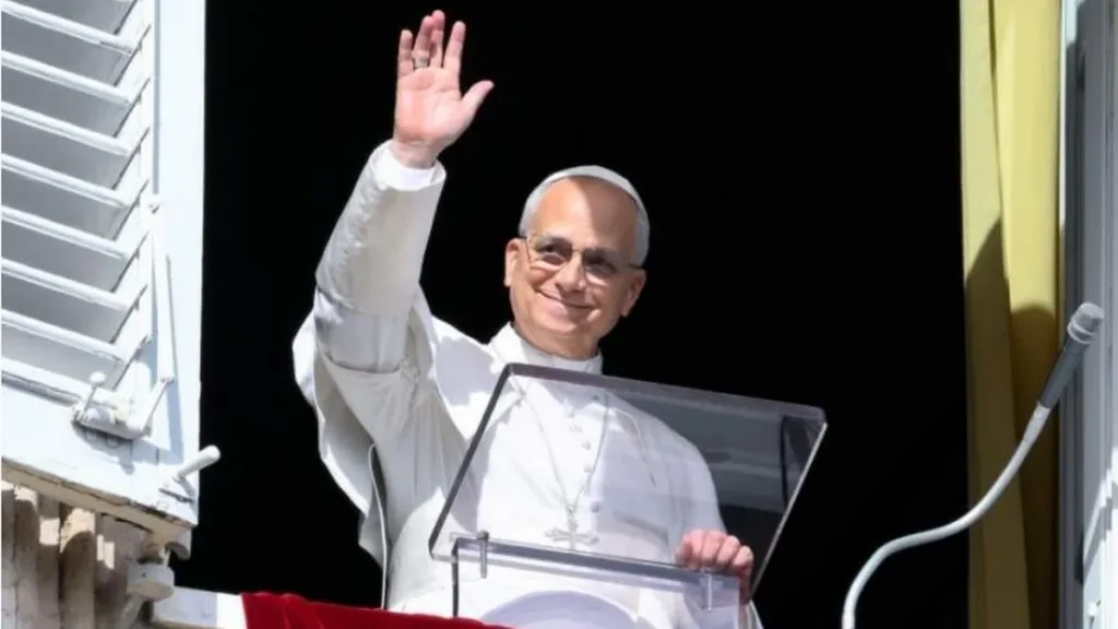 Imagem Papa Leao na janela rezando o Angelus do artigo Angelus: libertar o coração para as coisas que não passam