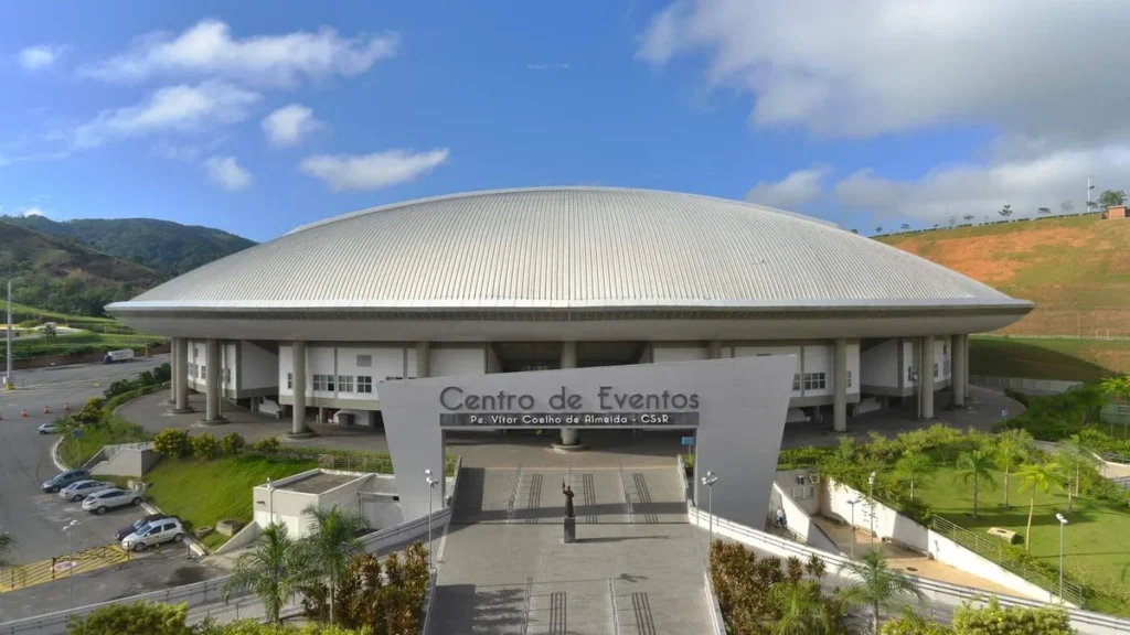 Imagem Imagem aerea do Centro de Eventos do Santuario Nacional com uma imagem do Padre Vitor Coelho segurando Noss Senhora do artigo Congresso Eclesial reúne lideranças católicas em Aparecida