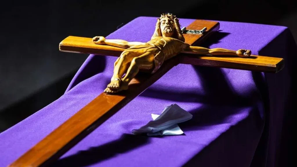 Imagem Jesus crucificado cruz deitada quaresma do artigo Meditação dos Mistérios Dolorosos com a Mãe das Dores - I
