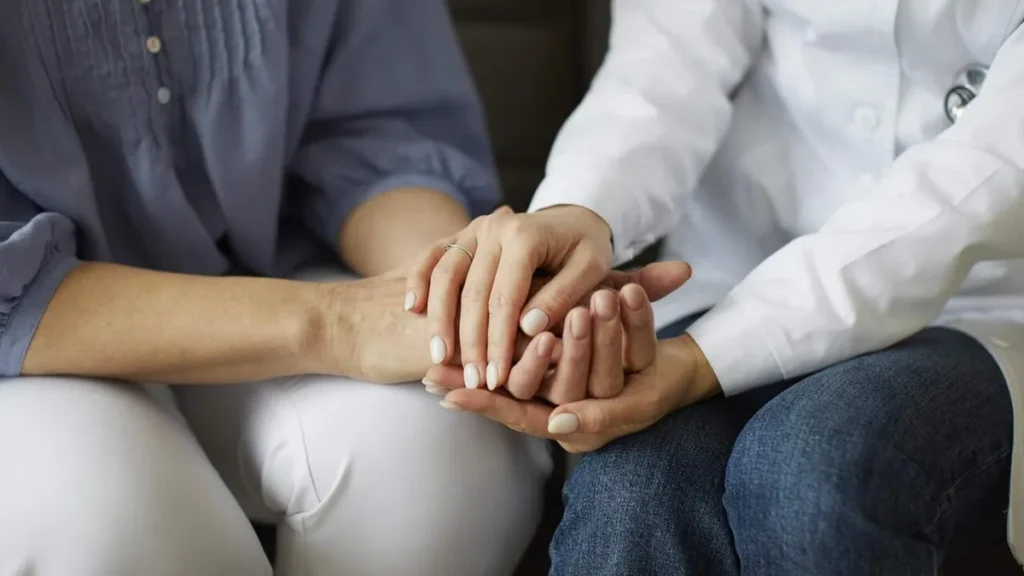Imagem Medica e paciente em terapia do artigo Práticas Integrativas: o que são e como ajudam na saúde emocional?