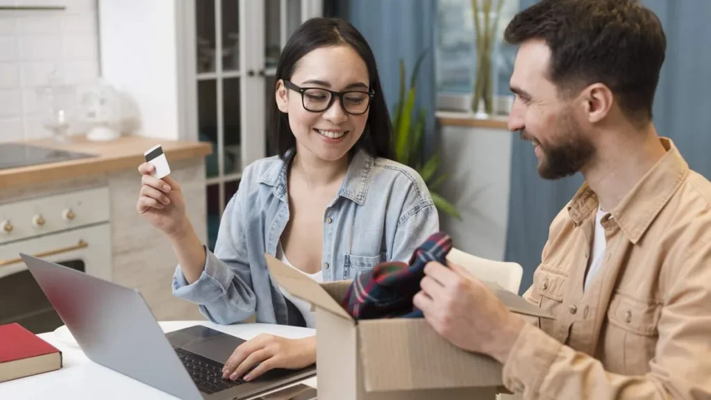 Imagem Jovens fazendo uma compra online do artigo A proteção do consumidor e a inversão do ônus da prova