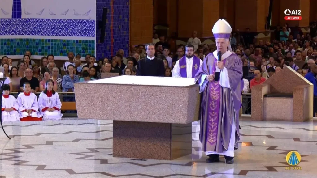 Imagem dom orlando celebrando no Altar Central do artigo Dom Orlando Brandes: “a oração é transfigurante”
