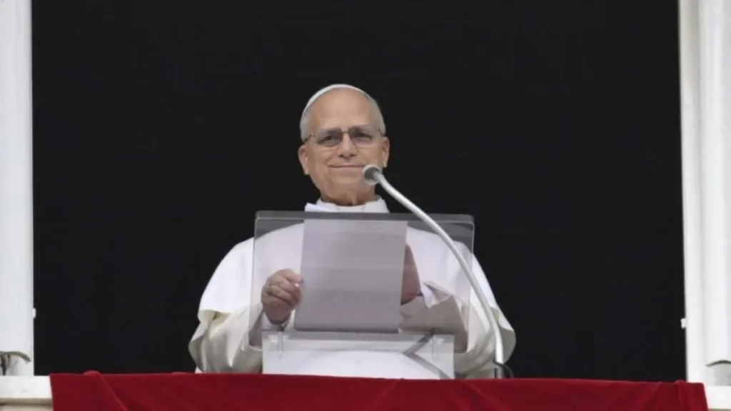 Imagem Santo Padre na janela rezando o Angeus do artigo Angelus: “o rosto de Deus encontra em nós um olhar de admiração?”