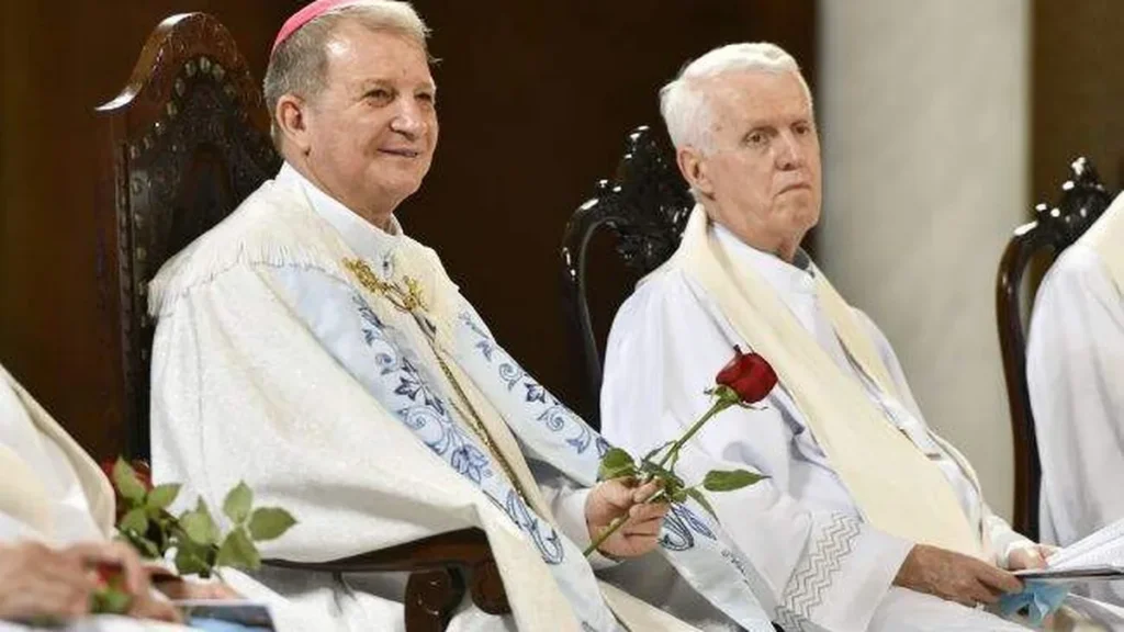 Dom Mário Antônio ao lado de Dom Orlando Brandes durante cerimônia da Novena de 2022