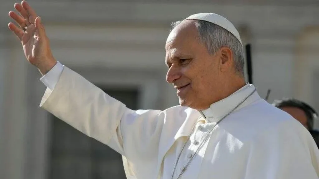Imagem papa leao xiv acenando na basilica de sao pedro do artigo É possível amar a Deus e dizer-se ateu? Papa explica!