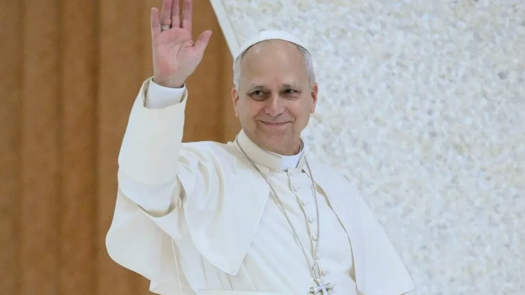 Imagem papa leao xiv acenando do artigo África recebe Papa Leão XIV em viagem histórica