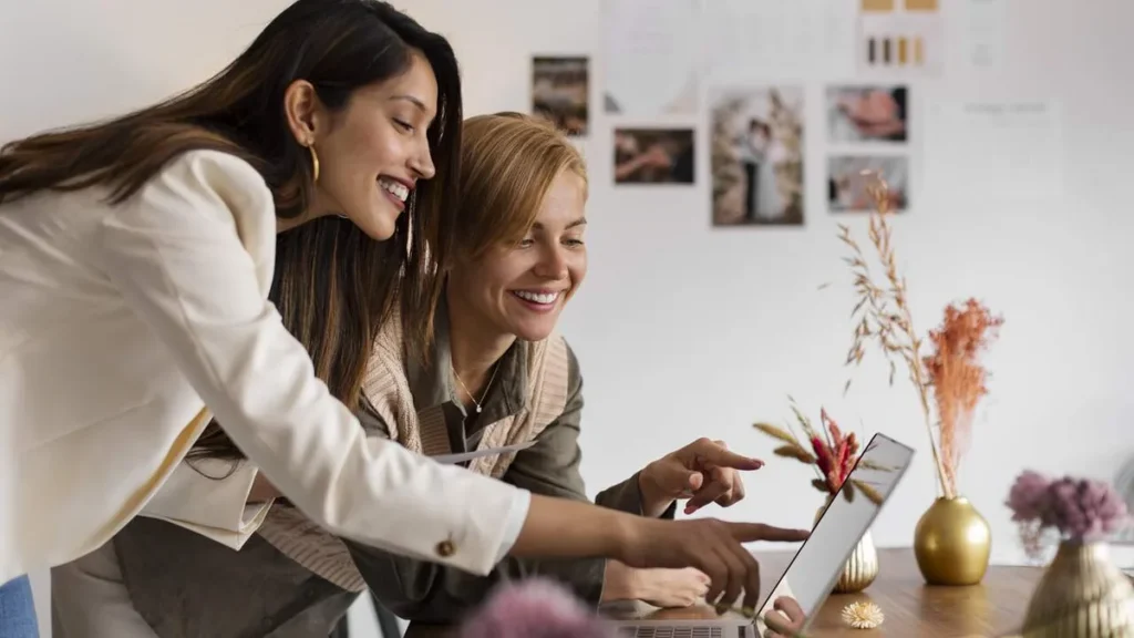 Imagem Duas mulheres trabalhando e empreendendo juntas do artigo Empreendedorismo Feminino: autonomia como ferramenta de liberdade