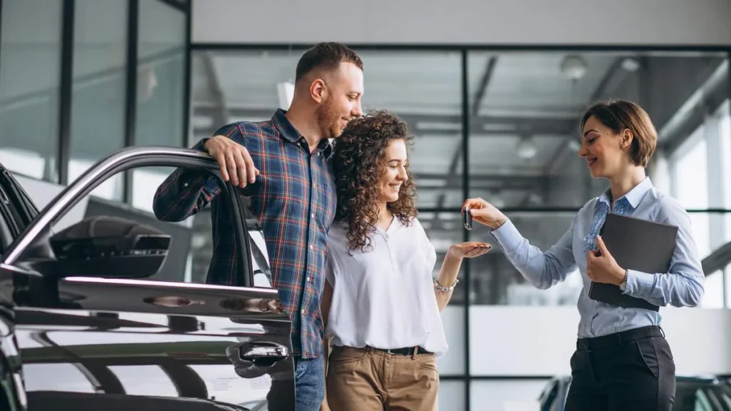 Imagem Casal feliz comprado um carro do artigo Direitos do consumidor na compra de veículos usados