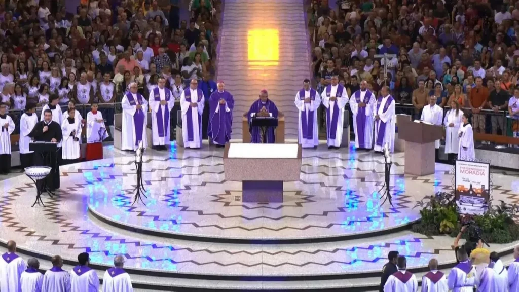Imagem altar central repleto de padres durante missa da romaria da diocese de valenca em 2026 do artigo Romaria de Valença reúne peregrinos no Santuário Nacional