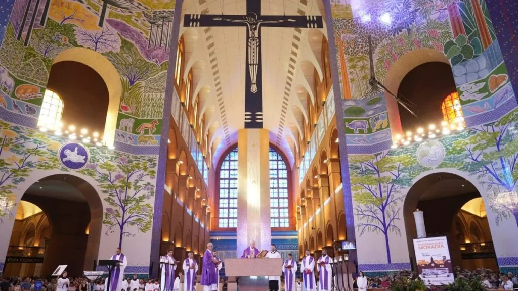 Imagem Missa altar central domingo quaresma do artigo Dom Orlando Brandes: "o encontro com Deus nos transforma"