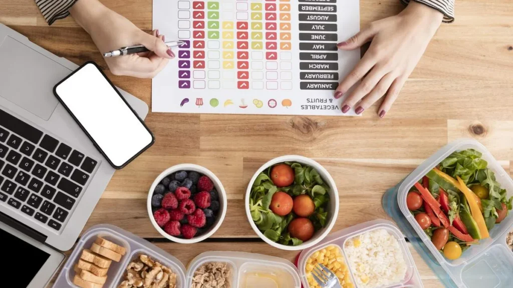 Imagem Mulher fazendo plano alimentar do artigo Nutrição Integrativa: alimentação além das calorias