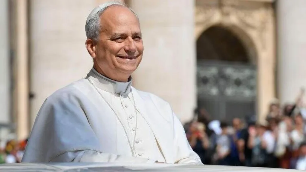 Imagem papa leao xiv sorridente no papa movel do artigo Papa Leão XIV fará primeira visita histórica a Mônaco