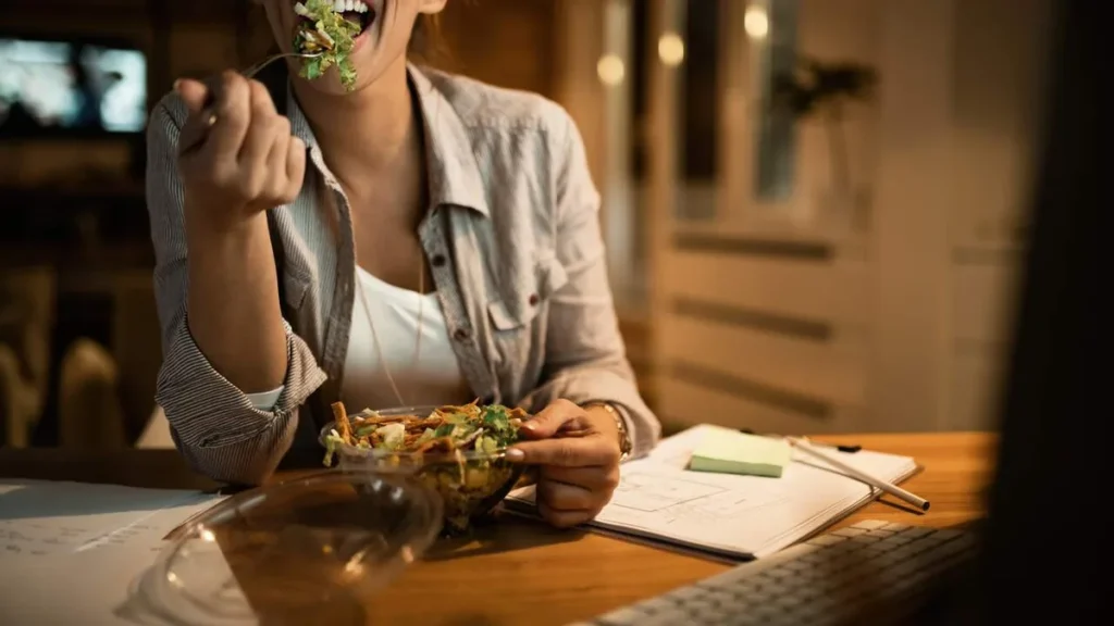 Imagem Mulher quebrando jejum comendo uma salada do artigo Quaresma: quebra do jejum pede moderação na alimentação