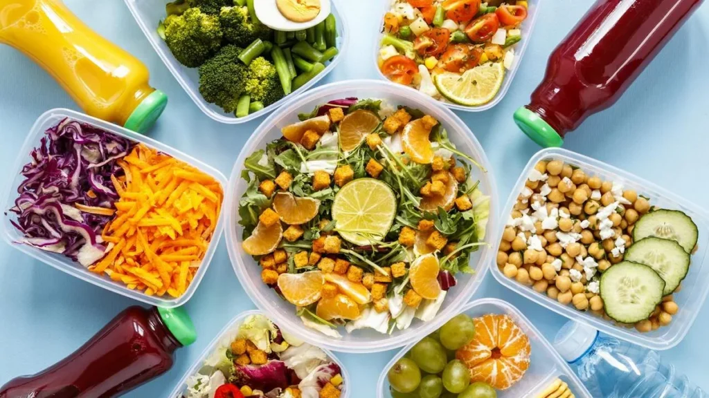 Imagem Mesa com varios pratos de alimentos saudaveis do artigo Prevenção começa no prato: alimentação como aliada da saúde