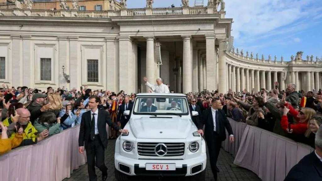 Imagem papa leao xiv acena aos fieis em cima de papamovel antes de audiencia geral em 2026 do artigo Papa: “na Igreja há lugar para todos os povos”