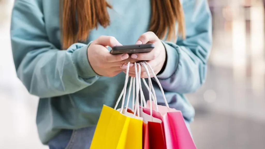 Imagem Mulher fazendo compra pela internet