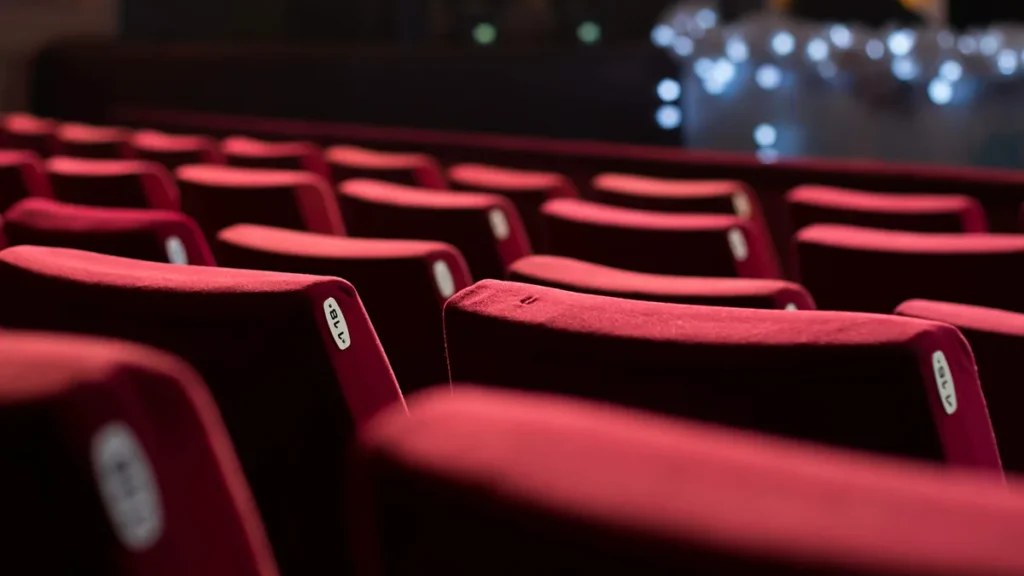 Imagem poltronas vermelhas numa sala de cinema vazia do artigo Como a filosofia ajuda a entender o cinema moderno