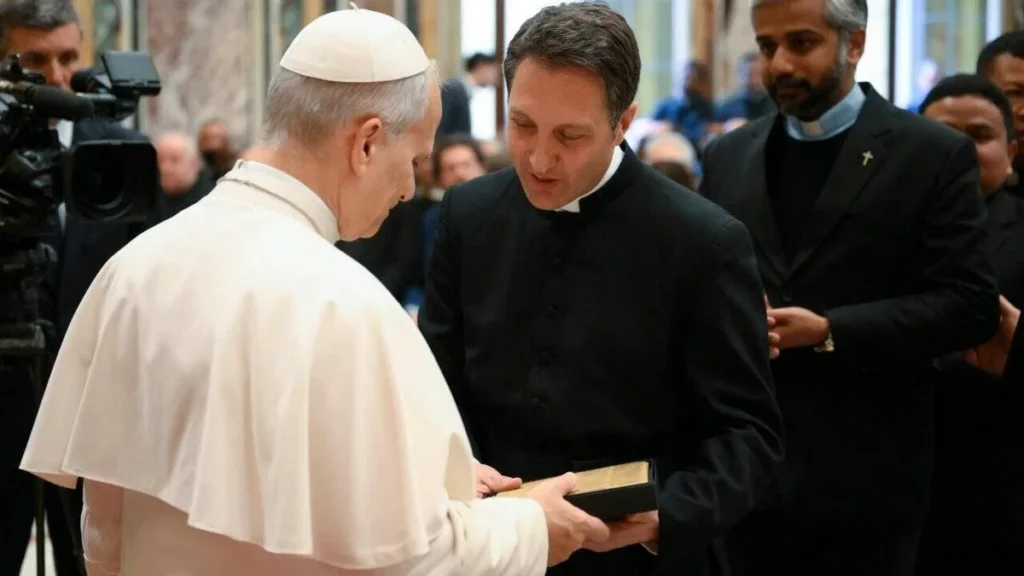 Imagem papa com futuros sacerdotes na penitenciaria apostolica do artigo Papa: Um cristão que apoia a guerra examina sua própria consciência?