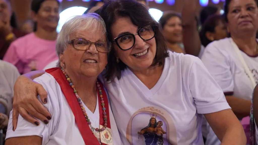 Imagem Mulheres abracadas sorrindo do artigo Mulheres rezam o terço com a alegria do amor em Aparecida