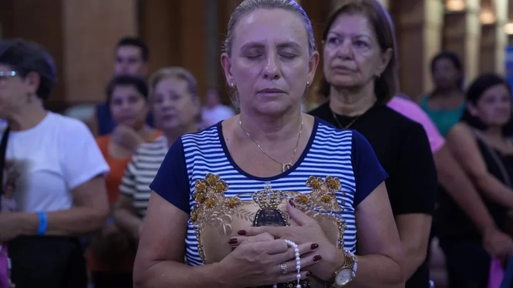 Imagem Mulher rezando com terco na mao do artigo Veja o testemunho e a força das mulheres do terço