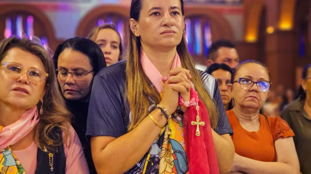 Imagem Mulheres rezando do artigo Na alegria do amor, mulheres do terço são enviadas em missão