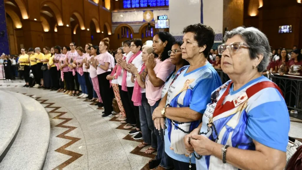 Imagem Mulheres do Terco no altar do artigo Terço das Mulheres reúne 35 mil devotas no Santuário Nacional de Aparecida