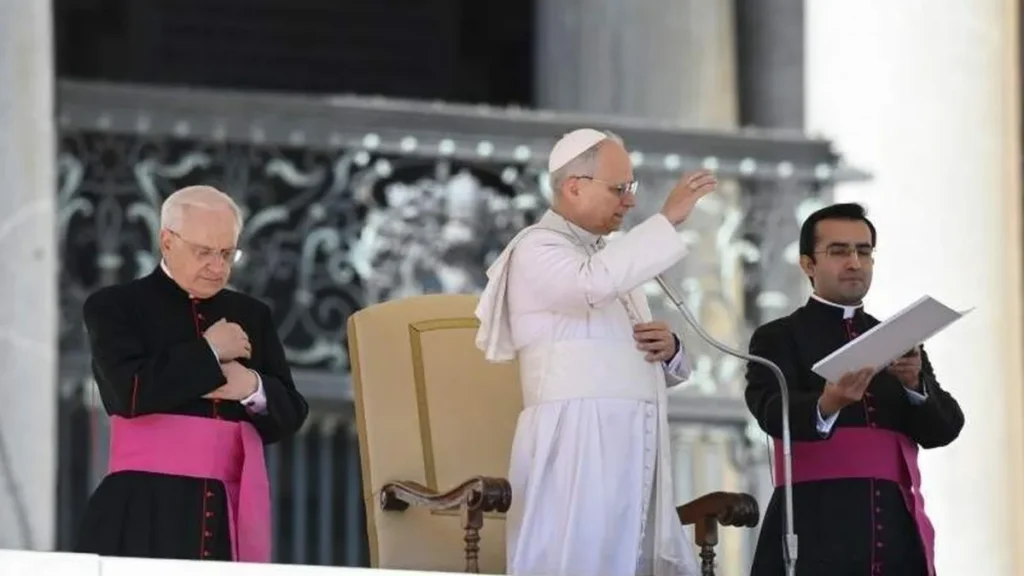 Imagem papa leao xiv durante audiencia geral fazendo bencao em 2026 do artigo Igreja não pode errar na fé, afirma Papa