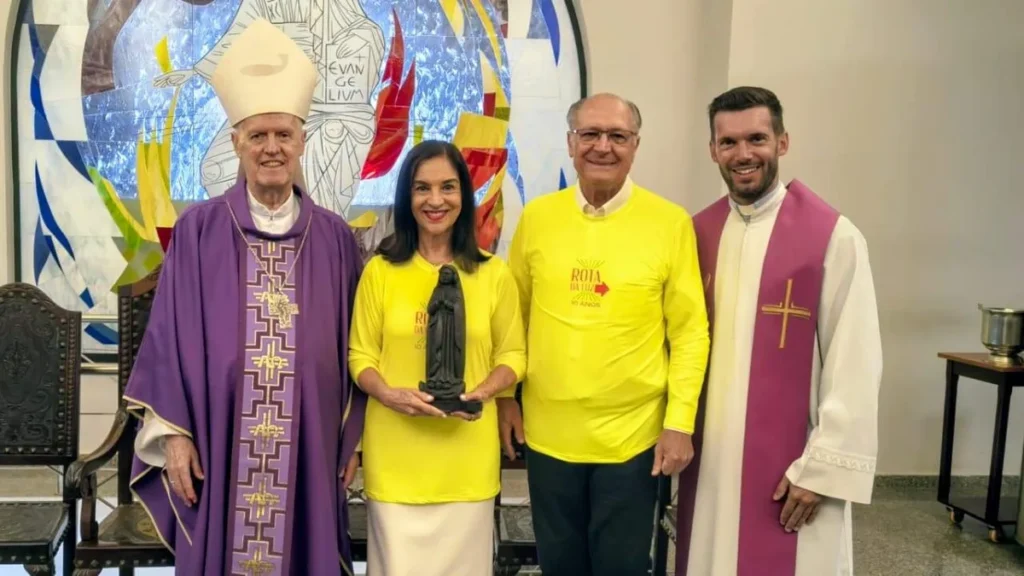 Imagem Dom Orlando e peregrinos rota da luz dona Lu e Geraldo Alckmin do artigo Rota da Luz celebra 10 anos com peregrinação a Aparecida